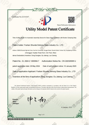 德鸿实用一种玻璃边缘安装包边卡条的自动组装装置(1)_0